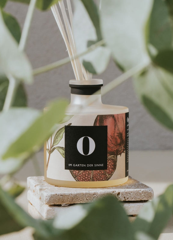 Raumduft Opulent in satinierter Glasflasche mit Rattanstäbchen